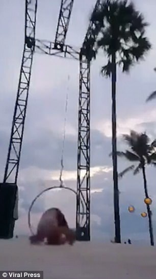 Momentul dramatic în care o acrobată îşi rupe gâtul, căzând de la patru metri înălţime! Totul a fost filmat