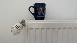 De ce trebuie să pui o cană cu apă pe calorifer iarna. Trucul la care apelează mulți oameni