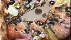 Scandalos! Ce a găsit o clientă, într-o pizza comandată într-un restaurant din Cluj-Napoca