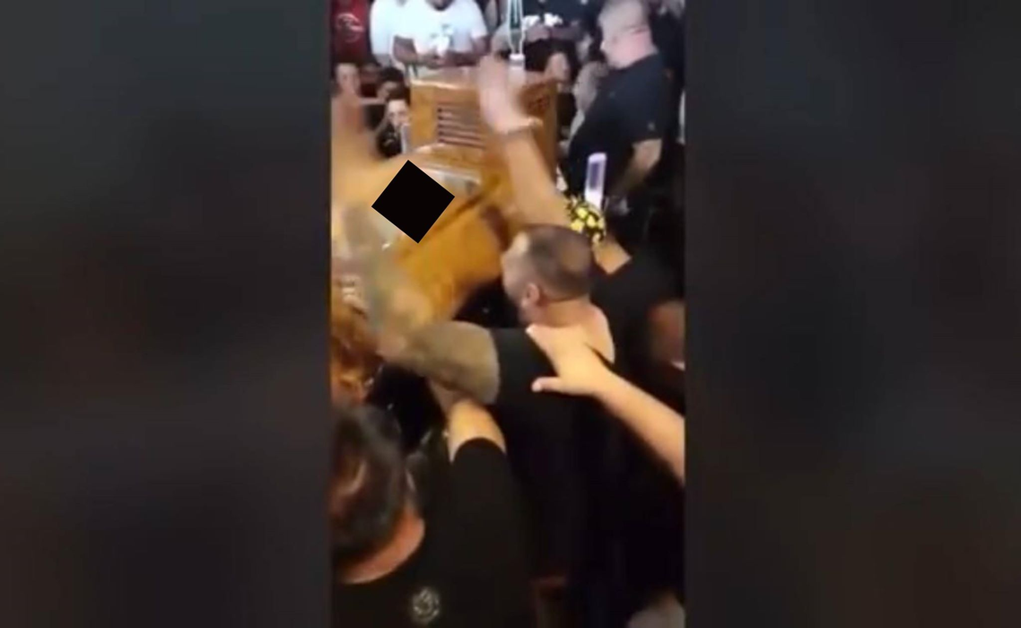 FOTO | Cum este îmbrăcat Emi Pian la priveghi. Florin Salam a cântat în genunchi la căpătâiul liderului Duduienilor