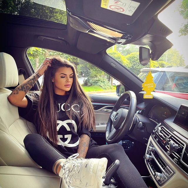 Andreea este urmărită de aproape 5.000 de internauți