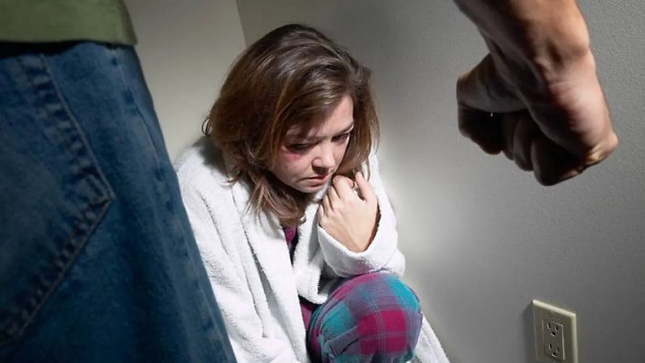 Mamă și fiică, bătute măr în plină zi. “M-a tras în mașină, să mă violeze!”