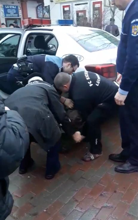 Traversare nepermisă în Piatra Neamț! Un bărbat a fost pus la pământ și încătușat după ce a trecut strada neregulamentar