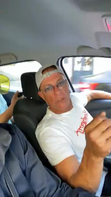 Van Damme ascultă manele în mașină, alături de un grup de clujeni / Sursă foto: captură video Facebook