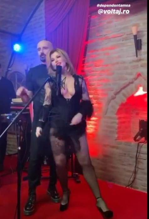 Loredana Groza, apariție provocatoare la TV! A venit într-un sacou cu decolteu obraznic și a filmat un nou clip împreună cu băieții de la Voltaj