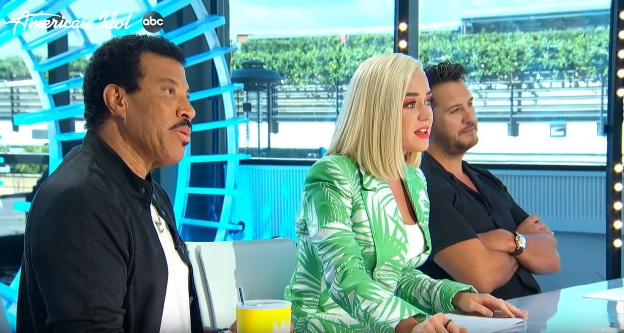 Premieră la American Idol! O concurentă a intrat în competiție fără să se înscrie la audiții și i-a uimit pe jurați cu vocea ei