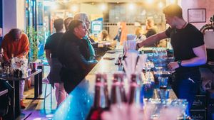 Ce salarii au clientele false în 2026, în cluburile din Centrul Vechi din București. Câți bani primesc pentru o singură noapte