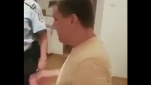 Acest bărbat a pus rapid mâna pe telefon şi a sunat la Poliţie atunci când şi-a dat seama că a făcut amor cu o prostituată care de fapt nu e femeie. E fabulos ce a urmat