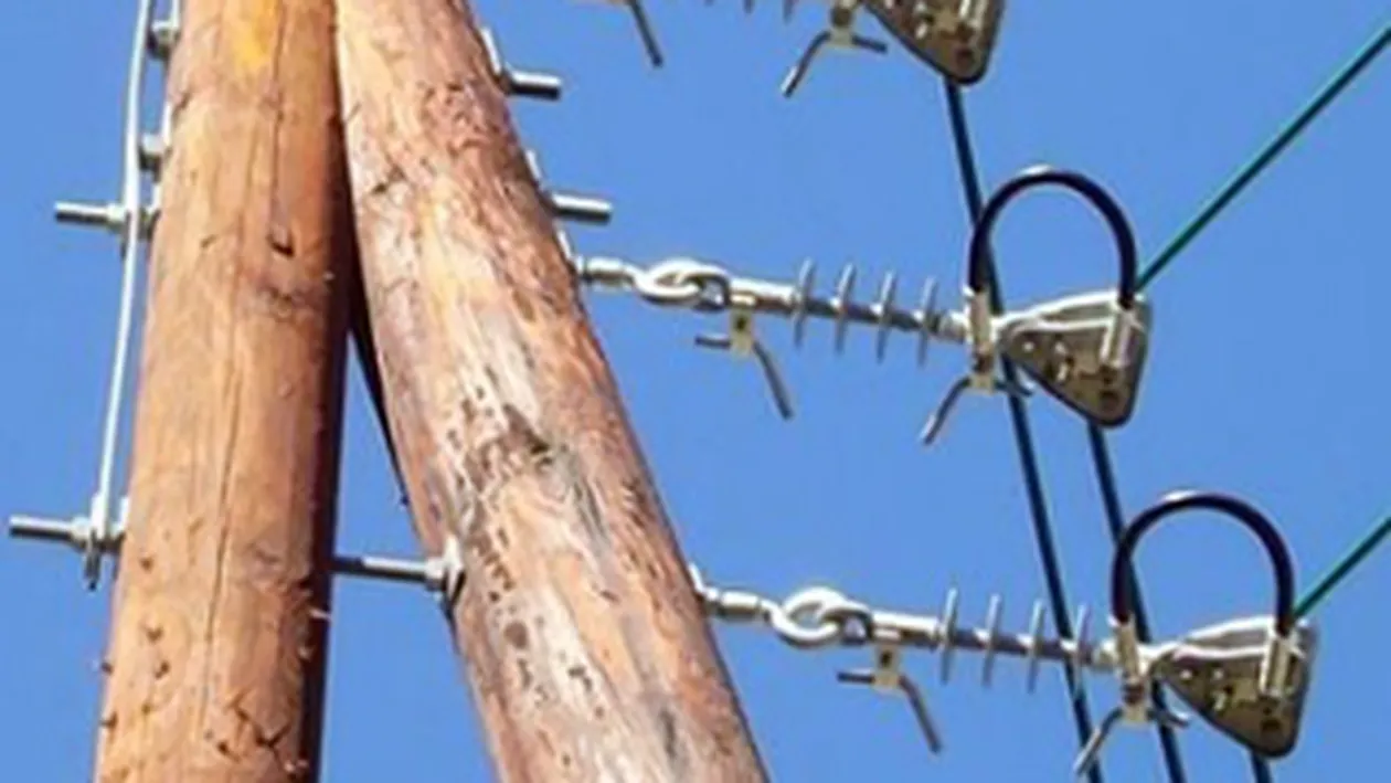 Un tanar de 26 de ani s-a urcat pe stalp si a amenintat ca se arunca in gol de la 100 de metri