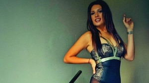 Denisa, cea mai sexy femeie-copilot din Romania, si-a innebunit colegii cu o rochie transparenta!