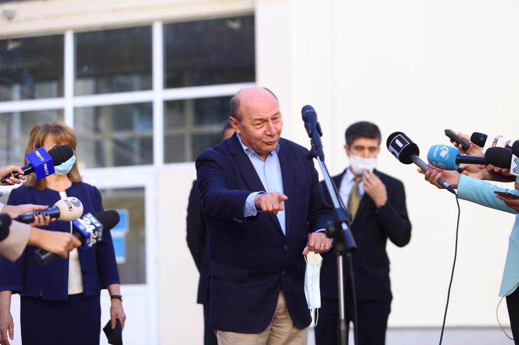 FOTO | Traian Băsescu a votat la alegerile locale. Ce i-a sfătuit pe bucureșteni
