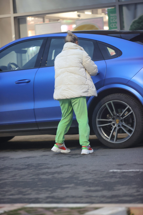 Cum arată Amna când are impresia că nu o vede nimeni "Bravo, ai stil" la treburi casnice!