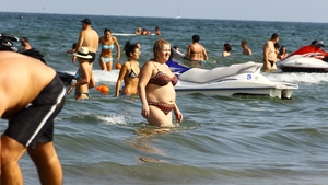 Viorica de la Clejani, aparitie stranie pe plaja! Vezi cum s-a imbracat dupa ce s-a balacit in bikini si sutien in valuri!