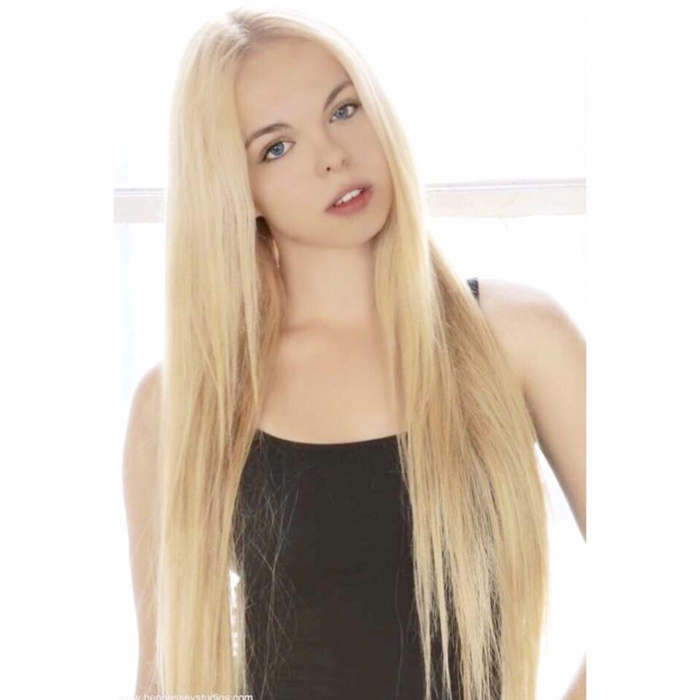 Așa arăta înainte Barbie de România.