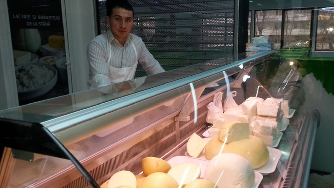 Ciobanul Ghita si-a lasat nasul sa vanda la magazinul din Bucuresti! Ce crezi, are clienti?