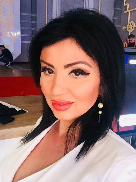 Adriana recunoaște că a fost bătută