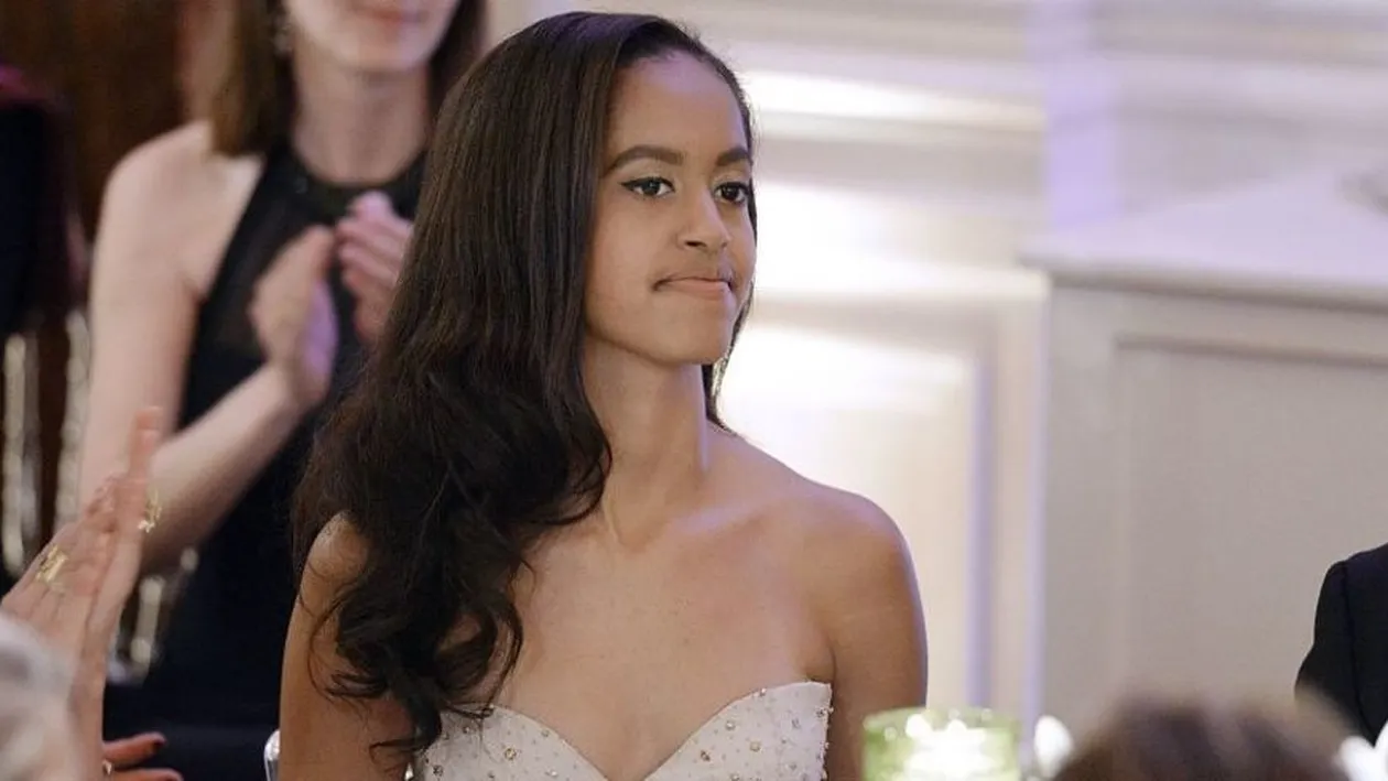 Fiica lui Obama are iubit! Malia a fost prinsă în fapt. Cine este bărbatul alături de care a fust fotografiată