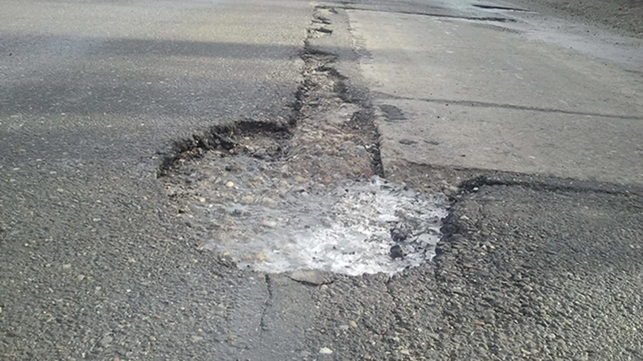 Patania incredibila a unui sofer din Bucuresti! Barbatul, la un pas sa fie amendat pentru ca si-a avariat masina intr-o groapa