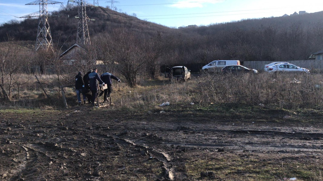 Șocant! Femeie moartă, dezbrăcată și plină de sânge, în zona genitală, găsită pe un câmp din Iași