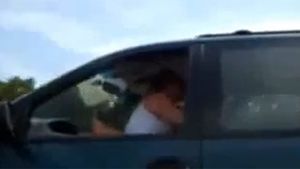 Nu s-au oprit nici când au văzut că sunt filmati! Ce făcea acest sofer cu o tânără, in timp ce conducea?