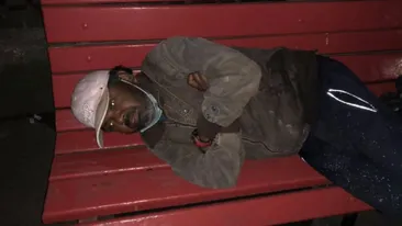 Indian venit la muncă în România, umilit de polițiștii din Alexandria. Bărbatul a rămas pe drumuri, lihnit de foame și murdar