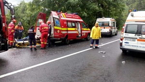 VIDEO. Accident cumplit la Poiana Țapului. Un autocar cu turiști francezi a izbit o mașină intrată pe contrasens, un om a murit