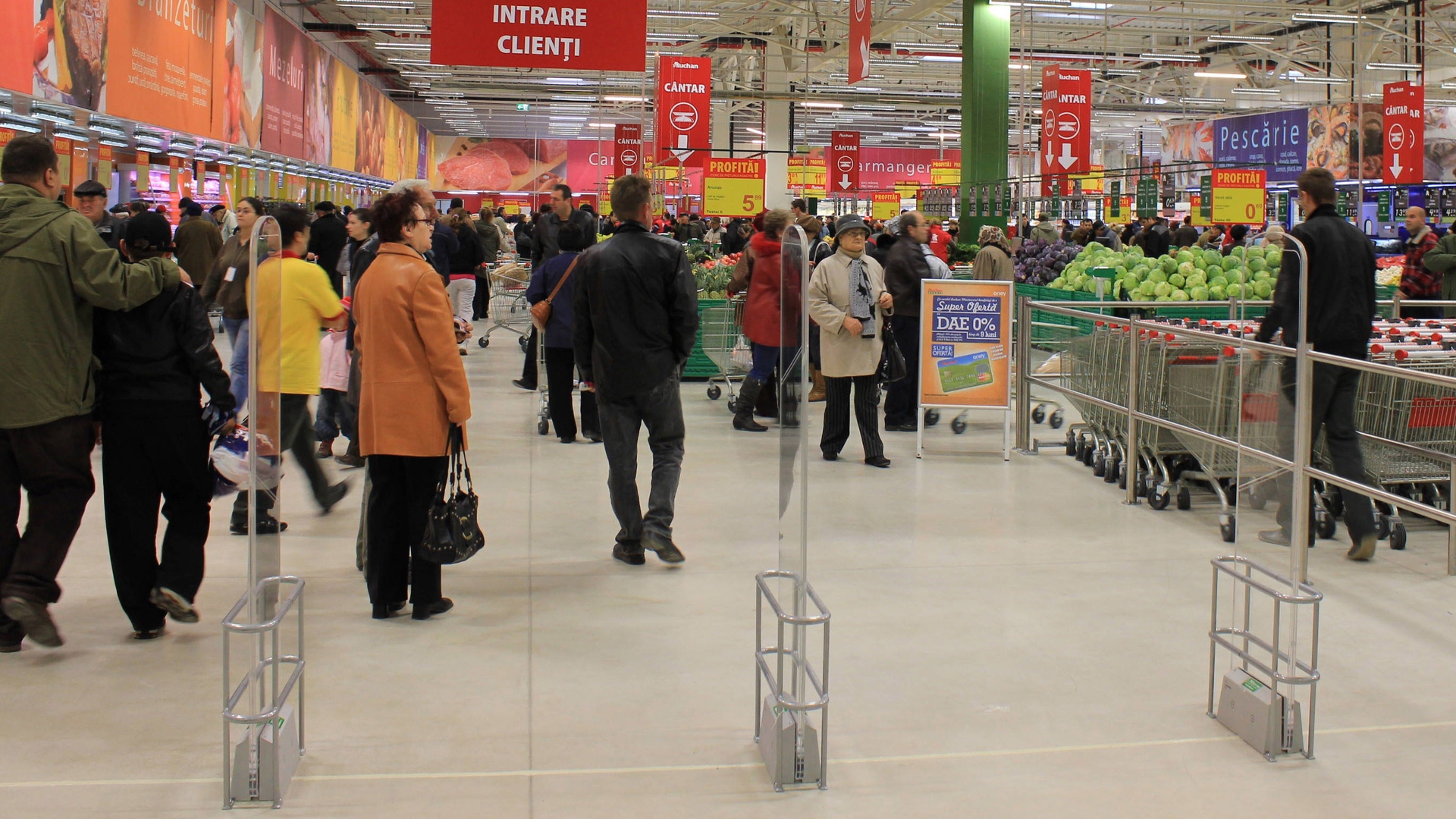 Ma numesc Florin, sunt casier si am o..." Cand au vazut asta, clientilor supermarket-ului le-au dat lacrimile