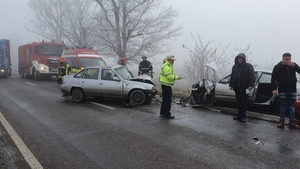 Accident în lanț pe DN 52, între Alexandria și Furculești. Trei mașini s-au făcut praf, doi oameni au fost răniți