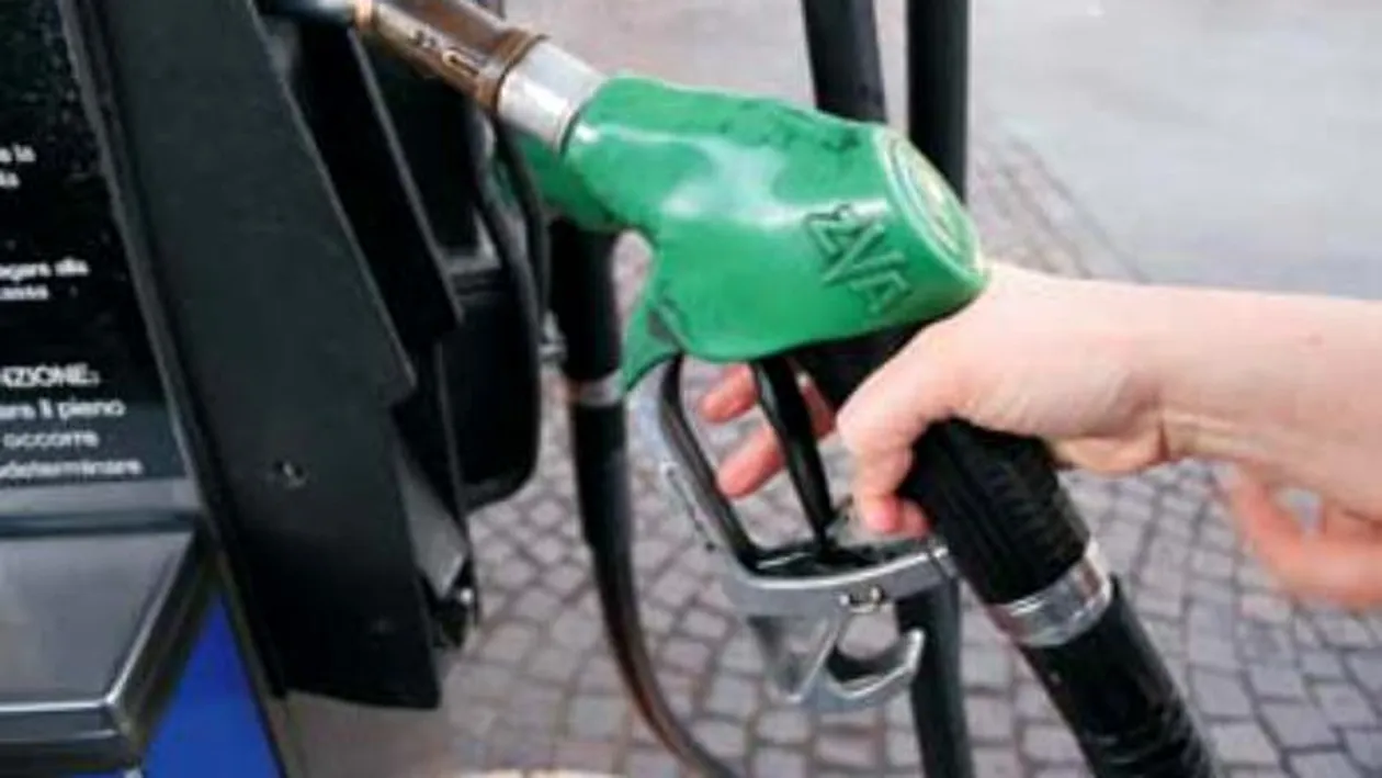 Vești teribile pentru șoferi! Benzina și motorina se scumpesc din nou. Cât va costa un litru de combustibil