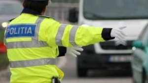 Un polițist din Vâlcea a ajuns la spital după ce a fost bătut de un bărbat pe care îl urmărea. Agresorul l-a apucat de gât și l-a izbit puternit de un gard