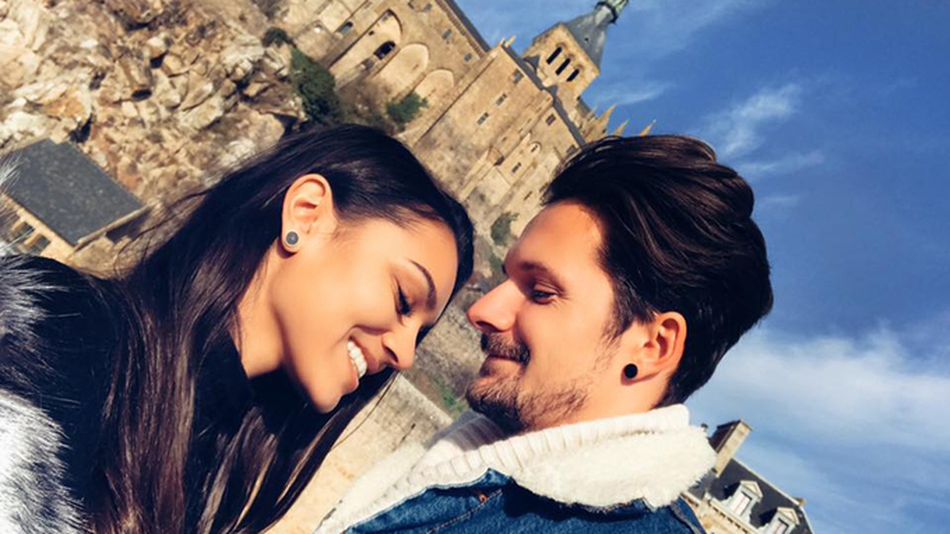 CARMEN MINUNE a „fugit“ în America alături de iubit! Iată cât de sexy s-a pozat fiica manelistului în pat