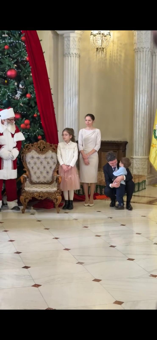 Party de Crăciun la Palatul Cotroceni: Nicușor Dan și Mirabela Grădinaru au primit colindători și cadouri, iar președintele s-a pozat imediat cu ele