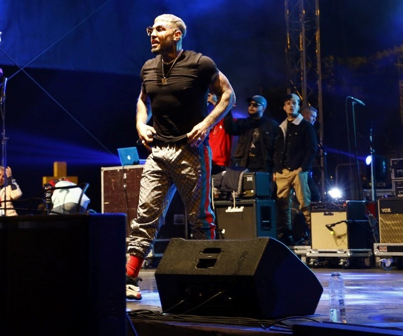 Alex Velea, apariție șocantă pe scenă la Sărbătorile Iașiului. Cum a venit îmbrăcat