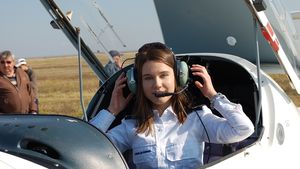 Plătesc mii de euro ca să înveţe să zboare! A pilotat primul avion la 15 ani, iar azi...