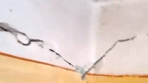 Un brăilean s-a trezit cu crăpături uriașe în peretele casei, imediat după cutremurul de 5,8 grade