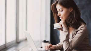 Ce a primit o tânără, după ce a comandat o rochie de 200 de dolari pe internet. Din domnișoară de onoare s-a transformat în domnișoară de...oroare