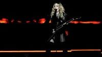 Madonna a făcut o gafă uriașă la concertul din Los Angeles. Cântăreața i-a cerut unui fan să se ridice în picioare, chiar dacă acesta era imobilizat. Iată cum a reacționa artista când a văzut!