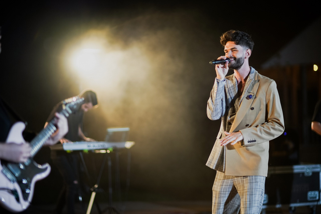 Edward Sanda a marcat lansarea primului său album printr-un concert live, pentru familie și prieteni