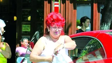 La 61 de ani, Aura Urziceanu isi asorteaza masina cu parul