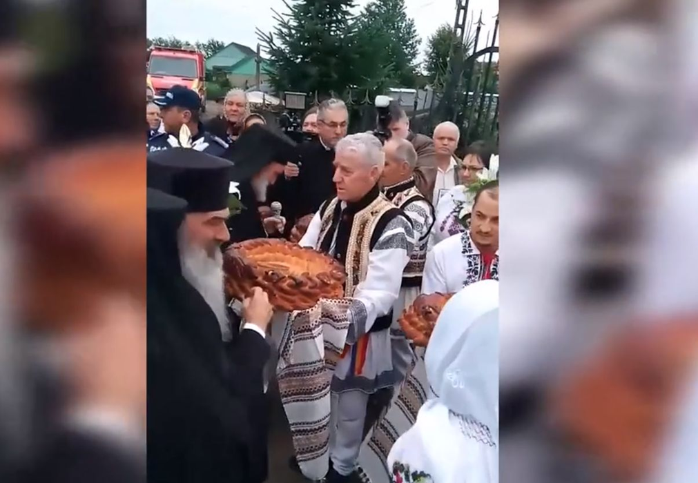 Arhiepiscopii și preoții au venit cu mașini de lux la sfințirea unei biserici din Suceava: „Am crezut că e vreo nuntă cu maneliști!”