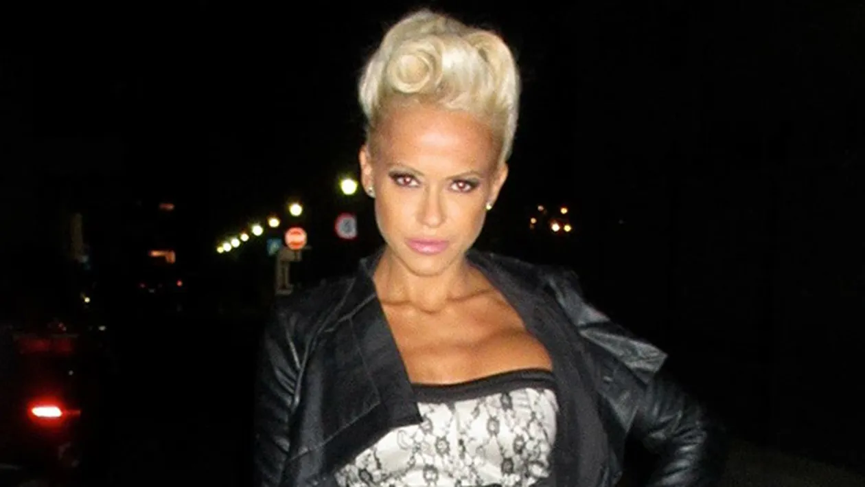 Anda Adam, combinatie vestimentara cel putin ciudata! Cum s-a afisat artista in aceasta dimineata la aeroport