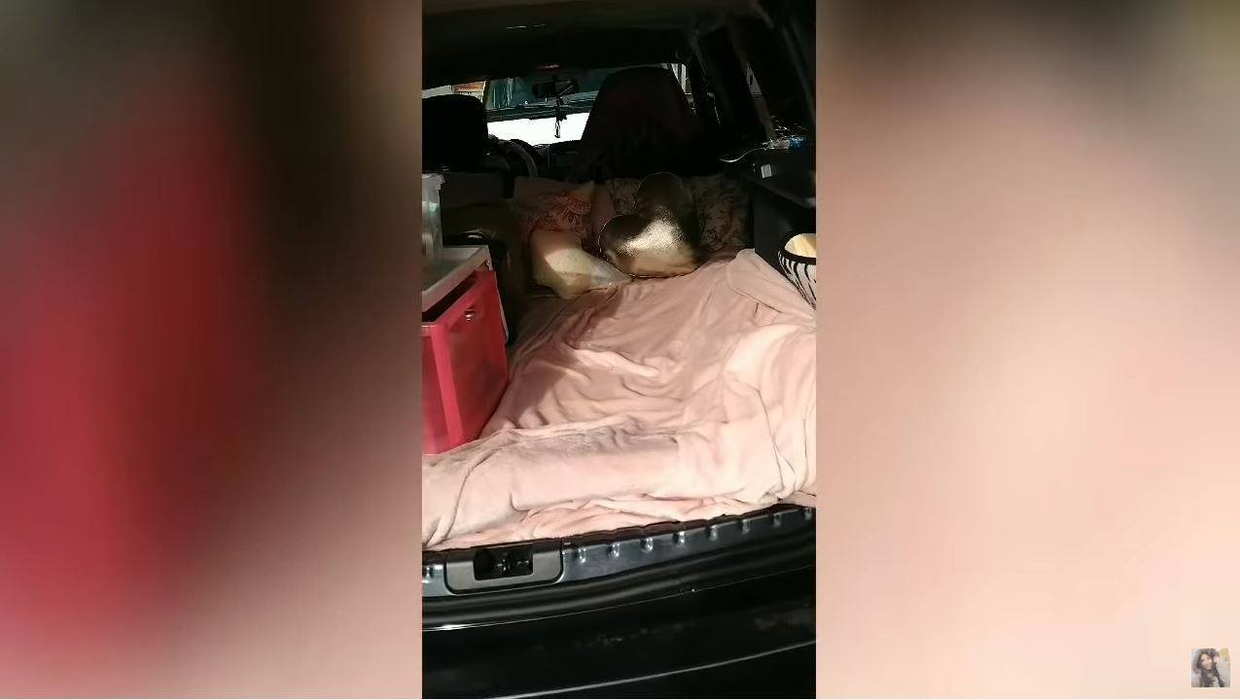 O tânără și-a transformat Dacia Duster într-un dormitor. Rezultatul a devenit viral