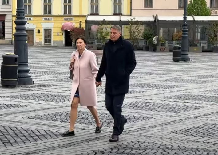 Klaus Iohannis și soția lui. Sursă: Captură CLUJ LIVE TV