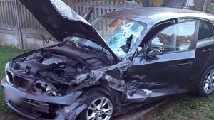 Impact violent în Dâmbovița. Un microbuz a ajuns într-un stâlp, iar un autoturism s-a făcut praf