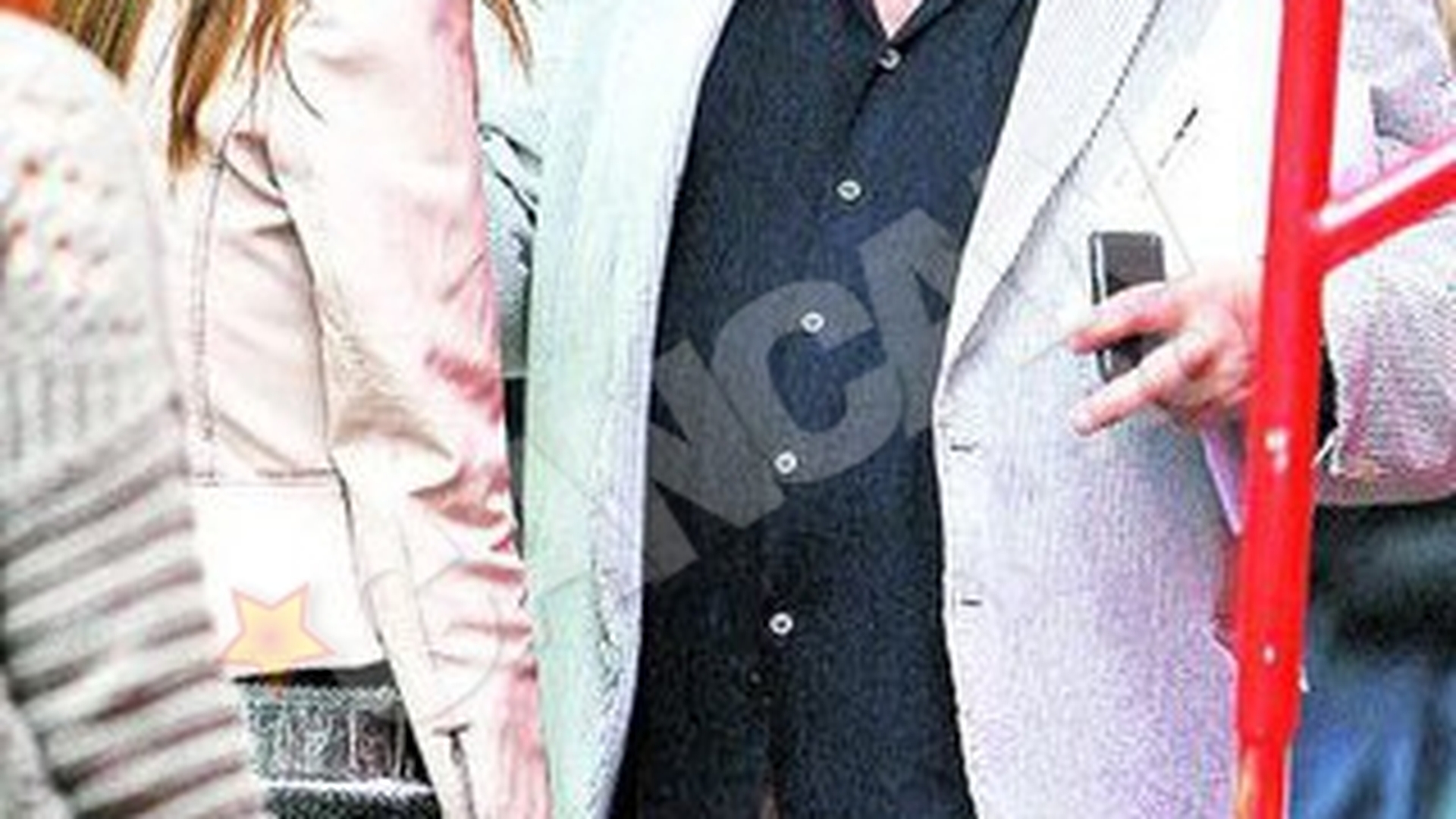 Gerard Depardieu, in tandreturi cu "Miss Facebook 2009". A intrat cu o tanara la cabina