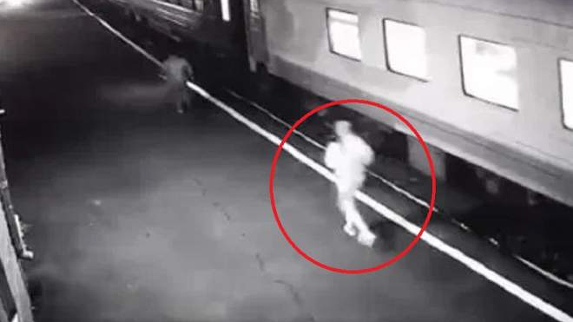 Clipe de coșmar pentru o femeie care încerca să urce într-un tren! A alunecat și i-a fost retezat piciorul