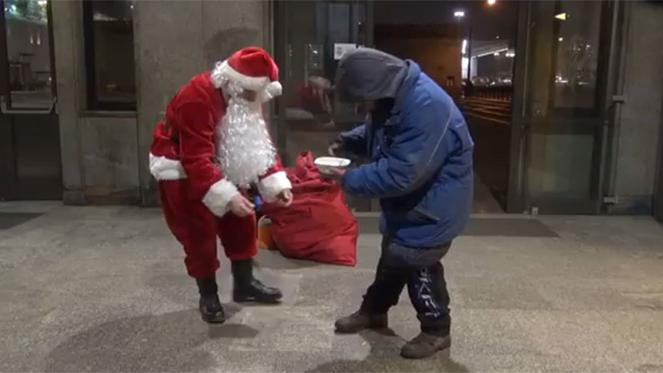 Pentru ei, Crăciunul inseamnă foamete si frig! Uite ce au primit de la Mos acesti oameni ai străzii! Fericirea li se vede pe chip