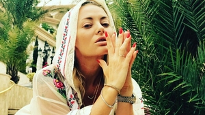 DELIA a răbufnit dur după ce a văzut filmarea cu cele două fete care şi-au bătut şi umilit o colegă! "Animale..."
