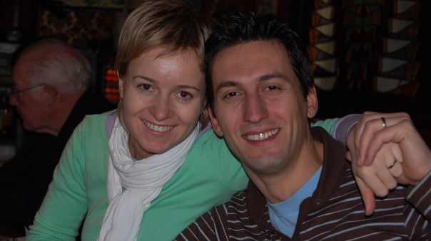 Pe el il vezi zilnic la televizor, insa pe sotia lui n-o cunosc decat apropiatii! Vezi aici cum arata nevasta lui Cosmin Stan!
