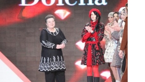 Paltonasul Elenei Udrea, creat de designerul care i-a facut pantofi tricolori lui Gheorghe Funar!